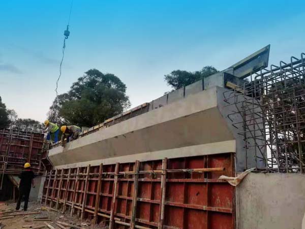 定西至臨洮高速公路工程橋梁下部構造施工大干熱潮