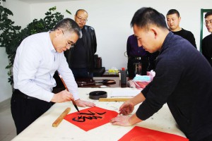 妙筆丹青描萬福，墨香四溢喜萬家             ——新能源公司開展“送萬福進萬家”活動