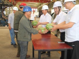 甘肅建投新能源公司開展“關(guān)愛職工 夏送清涼”慰問活動(dòng) ——炎炎夏日戰(zhàn)酷暑 慰問一線潤(rùn)心田